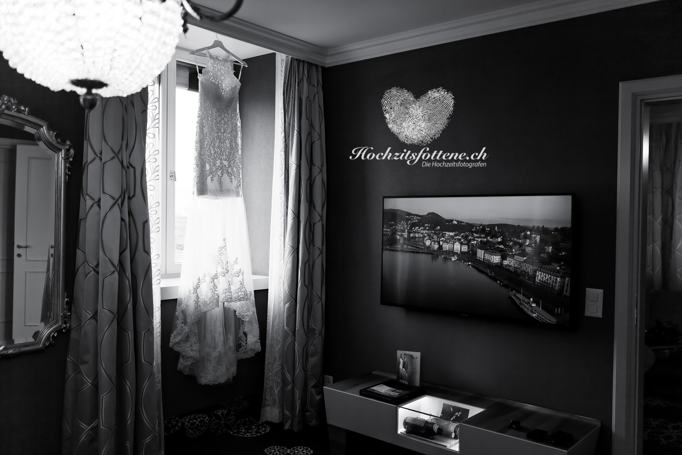Bei so herrlichem Licht von Aussen und einem traumhaften Spitzenbraukleid mussten wir das Kleid einfach im Fensterrahmen einfangen.