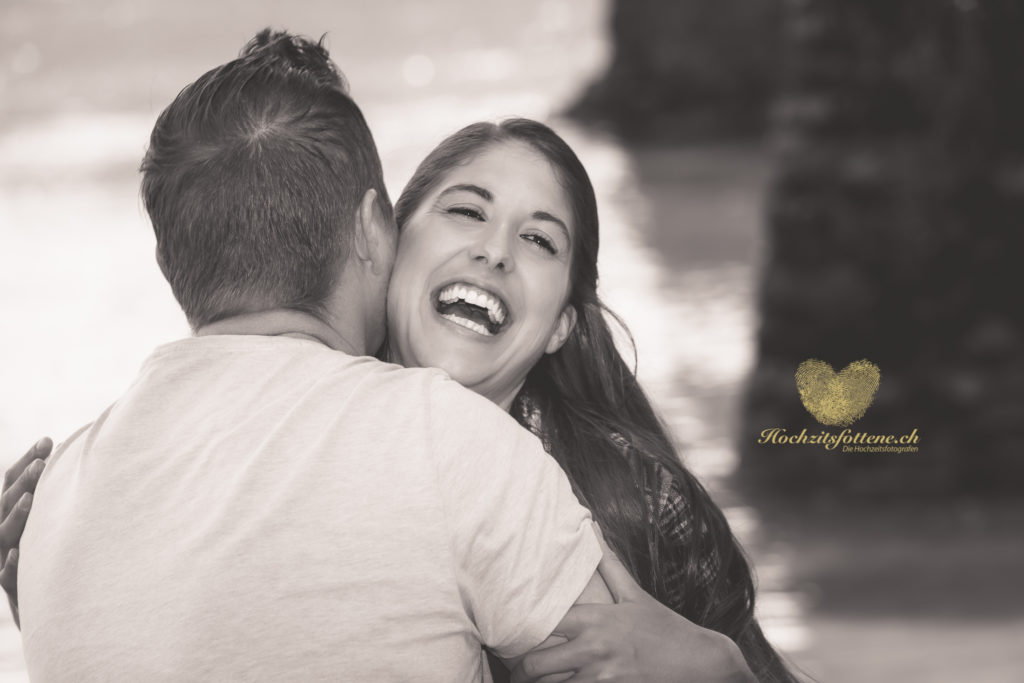 Verlobungsbilder im Lifestyle Fotografie-Stil sind zum einen gestellt und zum anderen entstehen sie spontan aus der Interaktion des Paares heraus.